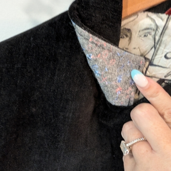 Robert Graham Black Velvet Blazer with Elegant Trim - Picture 6 of 15